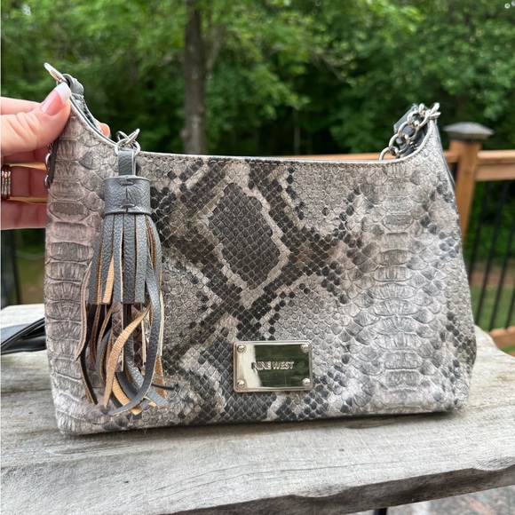 5/$25 Pre Loved Nine West Gray Faux Snake Print Crossbody Bag In good condition - Picture 1 of 8